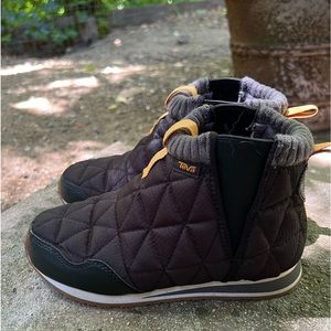 Teva slip on boots size 5
